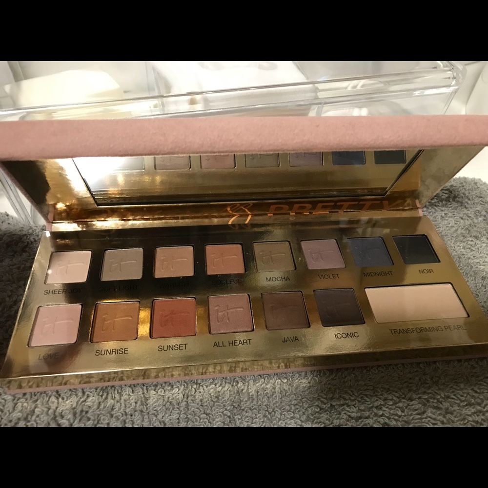 It cosmetic eyeshadow palette (brand new)